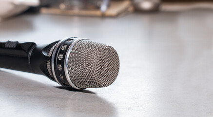 Obraz premium Microphone on gray background, ready to use in the workshop