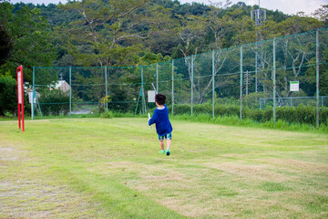 岐阜県の公園でしゃぼん玉で遊ぶ日本人の幼稚園児