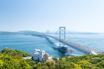 大鳴門橋と鳴門のうずしお。
日本の徳島県の観光名所。