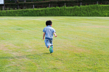 岐阜県の公園で遊ぶ日本人の幼稚園児