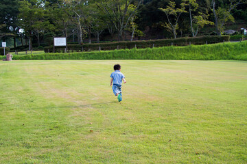 岐阜県の公園で遊ぶ日本人の幼稚園児