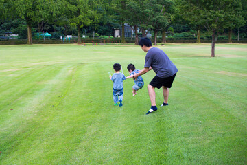 Obraz premium 公園で遊ぶ日本人の親子