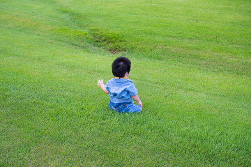Fototapeta na wymiar 岐阜県の公園で遊ぶ日本人の赤ちゃん