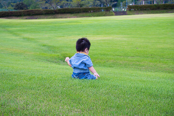 岐阜県の公園で遊ぶ日本人の赤ちゃん