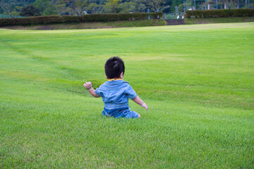 岐阜県の公園で遊ぶ日本人の赤ちゃん