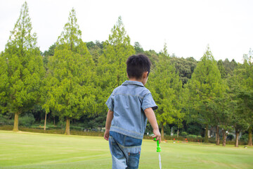 岐阜県の公園で遊ぶ幼稚園児
