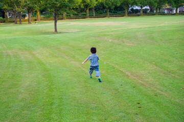 岐阜県の公園で遊ぶ幼稚園児