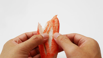 かにかまを裂く手 © Akio