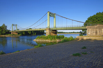 Fototapeta na wymiar Pont enjambant la Loire à Gennes
