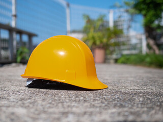 地面に置かれた黄色いヘルメット