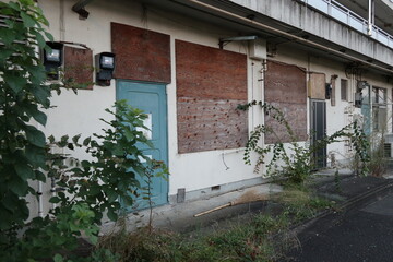 Obraz premium 廃墟になった集合住宅 old abandoned apartment
