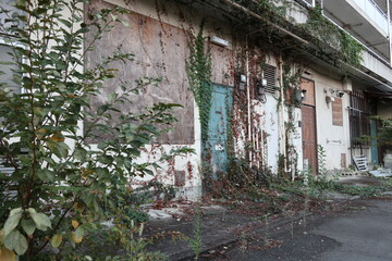 廃墟になった集合住宅　old abandoned apartment