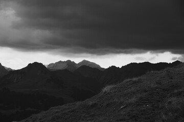 Dramatische schwarz weiss Fotos in den Alpen bei aufziehendem Gewitter 
