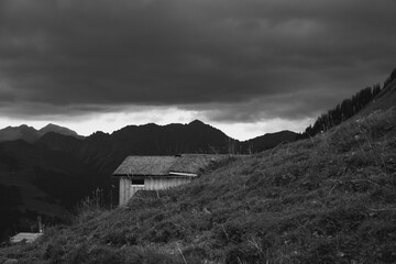 Dramatische schwarz weiss Fotos in den Alpen bei aufziehendem Gewitter 