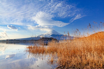 河口湖で眺める冬の富士山　山梨県富士河口湖町にて