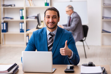 Obraz premium Two male colleagues working in the office