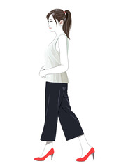 手を前で組みハイヒールで歩く若い女性