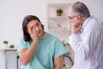 Obraz premium Young male patient visiting experienced doctor