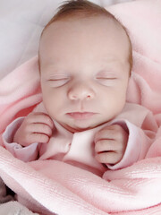 Śpiący noworodek zbliżenie twarz głowa buzia.  Niemowlę słodko śpi.  Portret kilka dni po urodzeniu.  - obrazy, fototapety, plakaty
