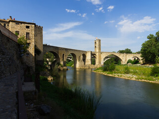 Fototapeta na wymiar old bridge of Besalu in Girona