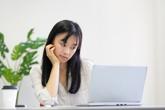 「見入る」の写真素材 | 112件の無料イラスト画像 | Adobe Stock
