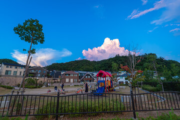 夕景の芝桜公園と遊具、宝塚山手台
