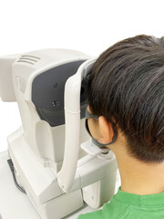 眼科検診を受けるこども