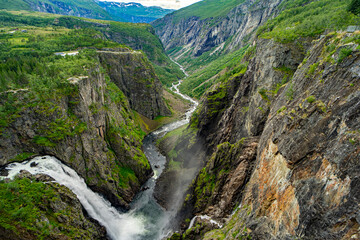 Fototapeta na wymiar Sightseeing Highlight Norwegen: Naturschauspiel Vøringsfossen Wasserfall in Hardangervidda / Eidfjord