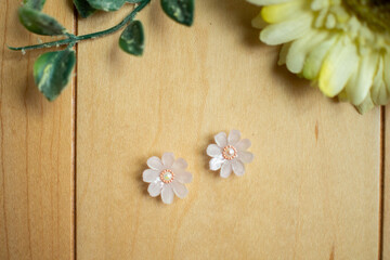 お花の形をしたハンドメイドのピアス