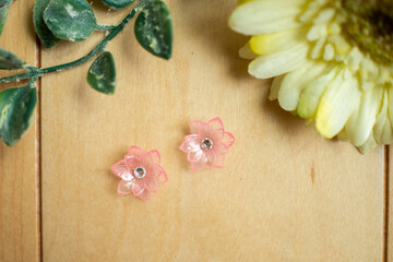 お花の形をしたハンドメイドのピアス
