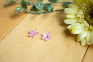 お花の形をしたハンドメイドのピアス