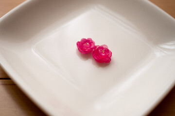 プラバンで作った花のハンドメイドのピアス