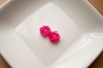 プラバンで作った花のハンドメイドのピアス