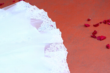 ウェディングドレスと花びら