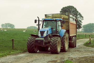 Obraz premium Tractor returning from corn harvest