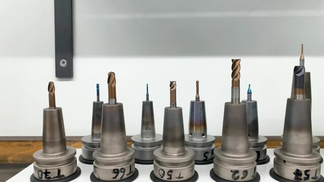Milling cutter clamped in a holder in a milling cutter stand