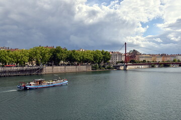 Fototapeta premium Die Saone in Lyon unter Wolken