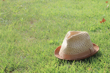 芝生の上の帽子