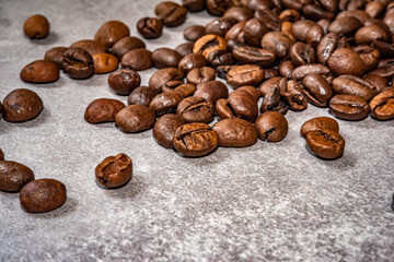 Geröstete Kaffeebohnen auf grauem Hintergrund