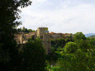 Fototapeta na wymiar old bridge of Besalu in Girona