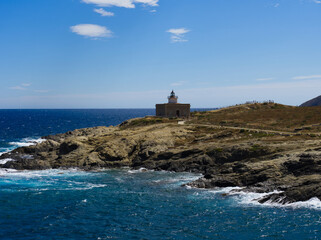 Fototapeta na wymiar lighthouse in costa brava with blue sky and waves