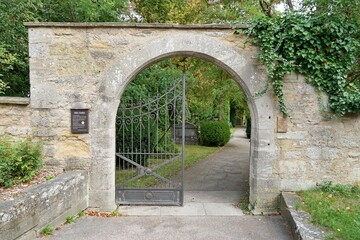 Fototapeta na wymiar Rothenburg - Eingang zum städtischen Friedhof