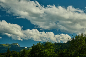 Berglandschaft in der Schweiz - grünes Weideland, Wald und Wolken in Kanton St. Gallen