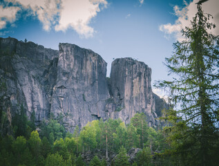 Unikalna formacja skalna zwana Gygrestolen w okolicy Bo w gminie Telemark w Norwegii - obrazy, fototapety, plakaty