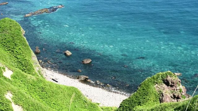 エメラルドグリーンの海と神威岬 / 北海道積丹町