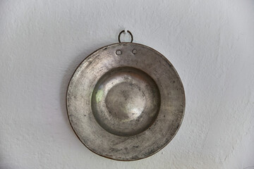 Metalteller als Schmuck an der Wand