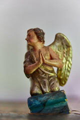 Ein Engel aus Holz, heilige Figur