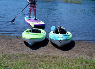 SUPを楽しむ人とカヤック
