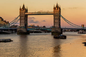 Fototapeta na wymiar the tower bridge in london at sunset