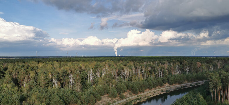 Wolken über dem Spreewald in der Lausitz in Brandenburg in Deutschland